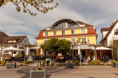 UNTERUHLDINGEN, GERMANY - 27 Nisan 2024: Unteruhldingen 'deki Bodensee setinde