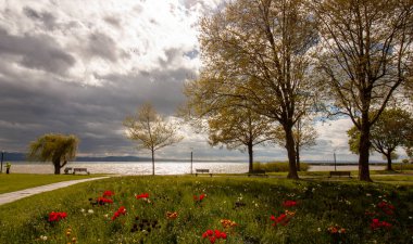 Constance Gölü yakınlarındaki Langenargen setinde terk edilmiş ara sokaklar. Bahar rüzgarlı güneşli gün