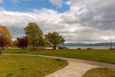 Constance Gölü yakınlarındaki Langenargen setinde terk edilmiş ara sokaklar. Bahar rüzgarlı güneşli gün
