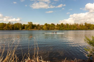 Bad Waldsee, Almanya - 15 Nisan 2024: Bad Waldsee 'deki şehir gölünde akademik kürek çeken sporcuların eğitimi