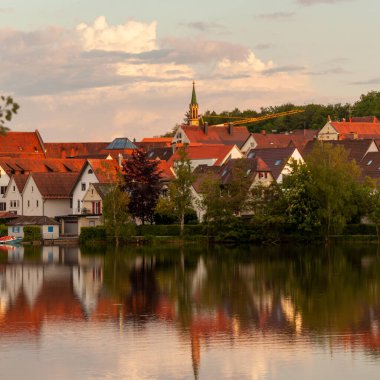 Bad Waldsee, Almanya 'daki şehir gölünün yakınındaki yerleşim yeri