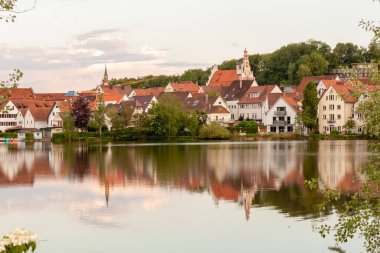 Bad Waldsee, Almanya 'daki şehir gölünün yakınındaki yerleşim yeri