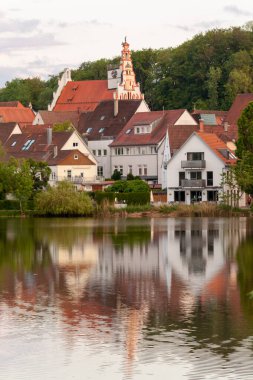 Bad Waldsee, Almanya 'daki şehir gölünün yakınındaki yerleşim yeri