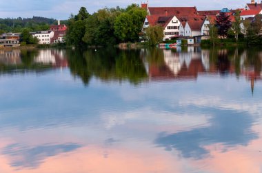 Bad Waldsee, Almanya 'daki şehir gölünün yakınındaki yerleşim yeri