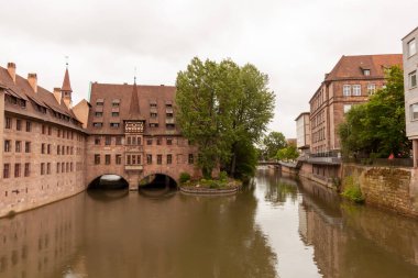 NUREMBERG, GERMANY - 17 Mayıs 2024: Nuremberg, Almanya 'daki Museumsbrcke' den Heilig-Geist-Spital