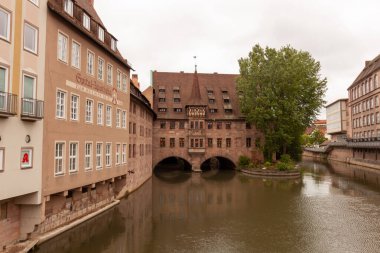 NUREMBERG, GERMANY - 17 Mayıs 2024: Nuremberg, Almanya 'daki Museumsbrcke' den Heilig-Geist-Spital