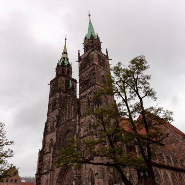 Almanya 'nın Nuremberg kentindeki bir ortaçağ başyapıtı olan St. Lorenz Kilisesi' nin ikiz ikiz kuleleri. 2. Dünya Savaşı tarafından tahrip edildi, şimdi restore edildi. Bavyera 'nın mirasındaki Evanjelik Luteryan Kilisesi' nin bir sembolü.