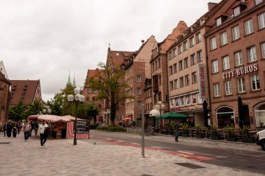 NUREMBERG, ALMANY - 17 Mayıs 2024: Eski Nuremberg kasabasındaki sokakta