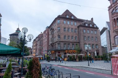 NUREMBERG, GERMANY - 17 Mayıs 2024: Almanya 'nın Bavyera eyaletinin Nuremberg kentindeki sokaklar ve meydanda
