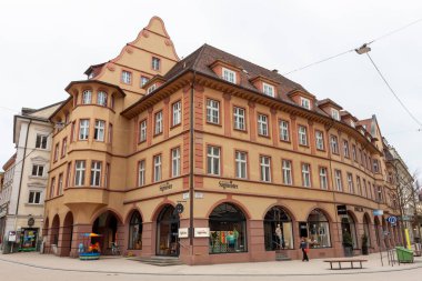 BREGENZ, VORARLBERG, AUSTRIA - 19 Mart 2023: Bregenz caddelerinde ve meydanlarında