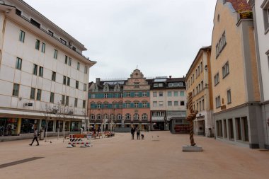 BREGENZ, VORARLBERG, AUSTRIA - 19 Mart 2023: Bregenz caddelerinde ve meydanlarında
