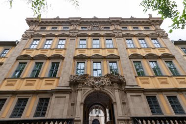 WURZBURG, GERMANY - 19 Mayıs 2024: Stiftung Juliusspital - 1576 'dan itibaren hastanesi olan zarif eski şarap evi