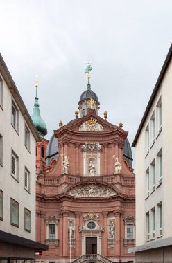 Wurzburg Almanya 'sındaki Neumunster Kilisesi. Almanya, Wurzburg 'daki Barok Neumunster Kilisesi' nin önünde.