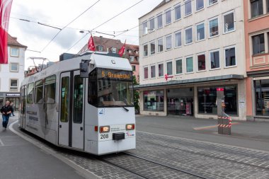 WURZBURG, Almanya - 19 Mayıs 2024: Wurzburg 'da Tramvay