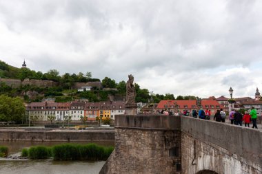 WURZBURG, GERMANY - 19 Mayıs 2024: Wurzburg, Bavyera 'daki ana nehir üzerindeki eski ana köprüden görüntü