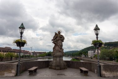 Wurzburg, Bavyera 'daki ana nehrin üzerindeki eski köprüden görüntü