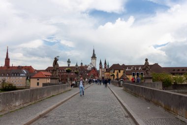 WURZBURG, GERMANY - 19 Mayıs 2024: Wurzburg, Bavyera 'daki ana nehir üzerindeki eski ana köprüden görüntü