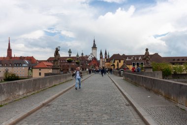 WURZBURG, GERMANY - 19 Mayıs 2024: Wurzburg, Bavyera 'daki ana nehir üzerindeki eski ana köprüden görüntü