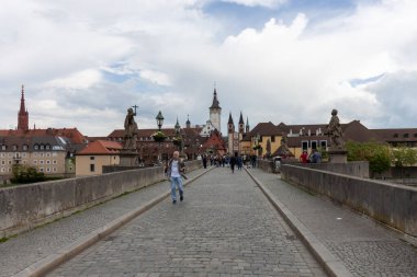 WURZBURG, GERMANY - 19 Mayıs 2024: Wurzburg, Bavyera 'daki ana nehir üzerindeki eski ana köprüden görüntü
