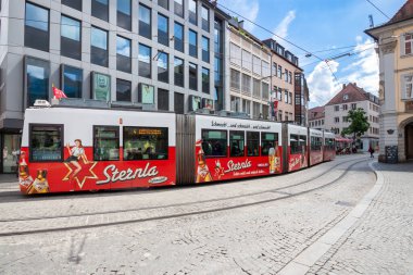 WURZBURG, Almanya - 19 Mayıs 2024: Wurzburg 'da Tramvay