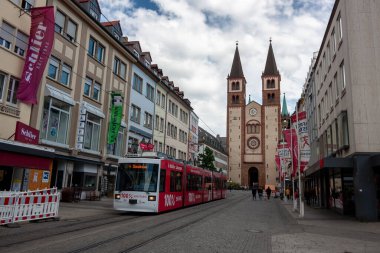 WURZBURG, Almanya - 19 Mayıs 2024: Wurzburg caddesinde tramvay arka planda katedral