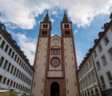Wurzburg 'daki katedral. Tarihi şehir merkezi, eski şehir ve merkez. Bavyera