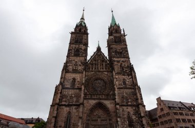 Bavyera 'nın tarihi Nürnberg kentindeki St. Lorenz Kirche ya da St. Lawrence Kilisesi.