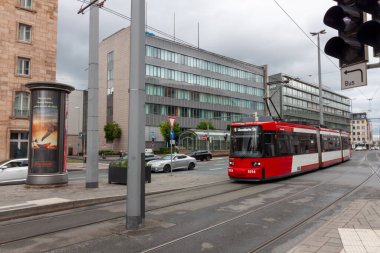 NUREMBERG, GERMANY - 18 Mayıs 2024: Nuremberg 'deki Ana Tren İstasyonu yakınlarındaki Tramvay