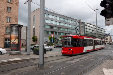 NUREMBERG, GERMANY - 18 Mayıs 2024: Nuremberg 'deki Ana Tren İstasyonu yakınlarındaki Tramvay