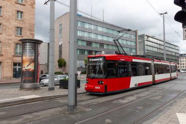 NUREMBERG, GERMANY - 18 Mayıs 2024: Nuremberg 'deki Ana Tren İstasyonu yakınlarındaki Tramvay