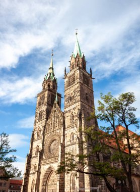 Bavyera 'nın tarihi Nürnberg kentindeki St. Lorenz Kirche ya da St. Lawrence Kilisesi.