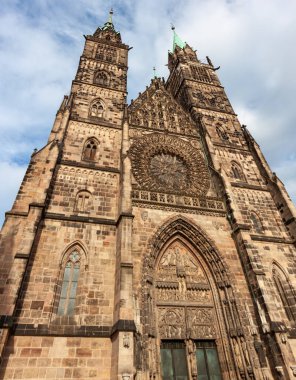 Bavyera 'nın tarihi Nürnberg kentindeki St. Lorenz Kirche ya da St. Lawrence Kilisesi.