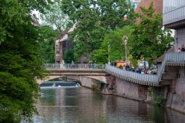 NUREMBERG, GERMANY - 18 Mayıs 2024: Eski Nuremberg kasabasındaki Pegnitz Nehri yakınında, turistler ve vatandaşlar için favori bir yer