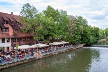 NUREMBERG, GERMANY - 18 Mayıs 2024: Eski Nuremberg kasabasındaki Pegnitz Nehri yakınında, turistler ve vatandaşlar için favori bir yer