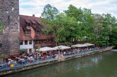 NUREMBERG, GERMANY - 18 Mayıs 2024: Eski Nuremberg kasabasındaki Pegnitz Nehri yakınında, turistler ve vatandaşlar için favori bir yer