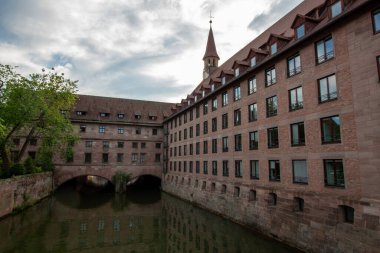 Spitalbrucke 'den (Spitalbridge) Heilig-Geist-Spital' in Nuremberg, Almanya 'daki Pegnitz nehri üzerindeki görüntüsü