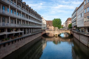 NUREMBERG, GERMANY - 18 Mayıs 2024: Nuremberg 'deki Pegnitz nehri üzerinde Museumsbrucke (Museumbridge) manzarası