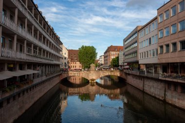 NUREMBERG, GERMANY - 18 Mayıs 2024: Nuremberg 'deki Pegnitz nehri üzerinde Museumsbrucke (Museumbridge) manzarası
