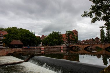 NUREMBERG, GERMANY - 18 Mayıs 2024: Maxbruecke (Maxbridge) Pegnitz Nehri üzerinde ve Nuremberg Nehri üzerindeki baraj