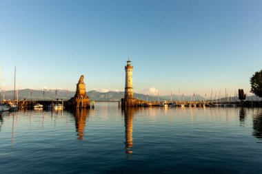 Constance Gölü 'ndeki Lindau limanına deniz feneri ve Bavyera aslanı heykeliyle giriş. Almanya