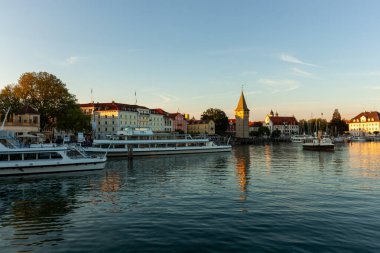 LINDAU, GERMANY - 11 Mayıs 2024: deniz feneri ve Bavyera aslanı heykeliyle Lindau Gölü Limanı. Almanya