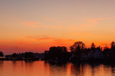 Almanya 'daki Constance Gölü' nde Lindau 'da harika bir gün batımı. 11 Mayıs 2024
