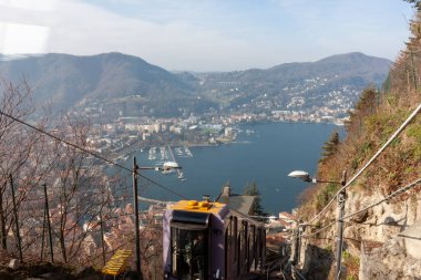 Brunate-Como füniküler 'den iniyoruz. Kokpitten, İtalya 'dan görüntü