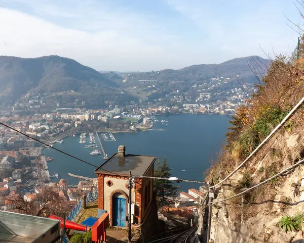 Brunate-Como füniküler 'den iniyoruz. Kokpitten, İtalya 'dan görüntü