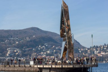 COMO, ITALY - 25 Şubat 2024: The Life Electric, Daniel Libeskind tarafından Alessandro Volta 'ya saygı göstermek amacıyla yapılan paslanmaz çelik bir heykeldir.