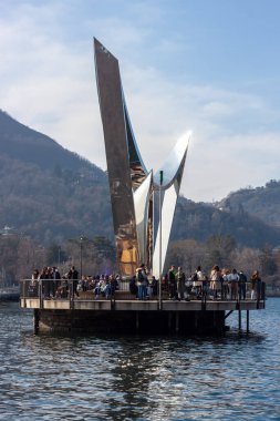 COMO, ITALY - 25 Şubat 2024: The Life Electric, Daniel Libeskind tarafından Alessandro Volta 'ya saygı göstermek amacıyla yapılan paslanmaz çelik bir heykeldir.