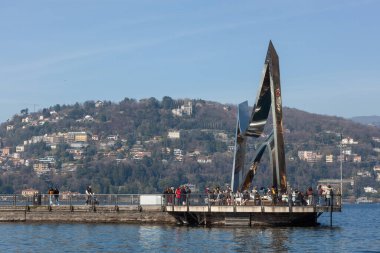 COMO, ITALY - 25 Şubat 2024: The Life Electric, Daniel Libeskind tarafından Alessandro Volta 'ya saygı göstermek amacıyla yapılan paslanmaz çelik bir heykeldir.