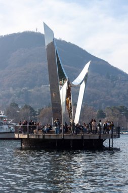 COMO, ITALY - 25 Şubat 2024: The Life Electric, Daniel Libeskind tarafından Alessandro Volta 'ya saygı göstermek amacıyla yapılan paslanmaz çelik bir heykeldir.