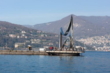 COMO, ITALY - 25 Şubat 2024: The Life Electric, Daniel Libeskind tarafından Alessandro Volta 'ya saygı göstermek amacıyla yapılan paslanmaz çelik bir heykeldir.