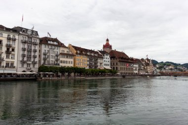 LUCERNE, SWitzERLAND - 13 Temmuz 2024: Lucerne 'deki Reuss nehrinin seti. Karşı taraftan görünüm